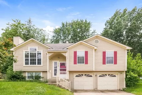 113 W Laredo Trl, Raymore, MO 64083