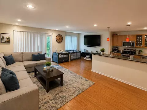 878 Swan Ln #878SWAN, Deerfield, IL 60015