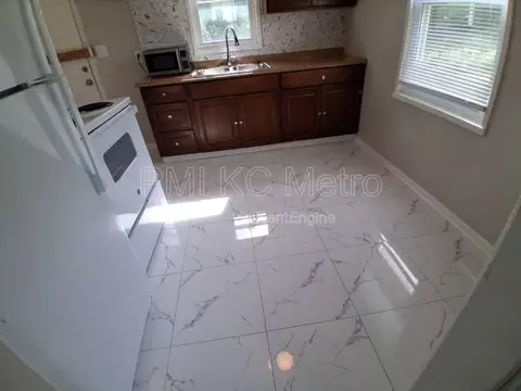 9548 Charlotte St, Kansas City, MO 64131