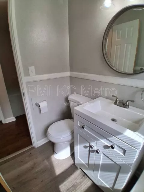 9548 Charlotte St, Kansas City, MO 64131