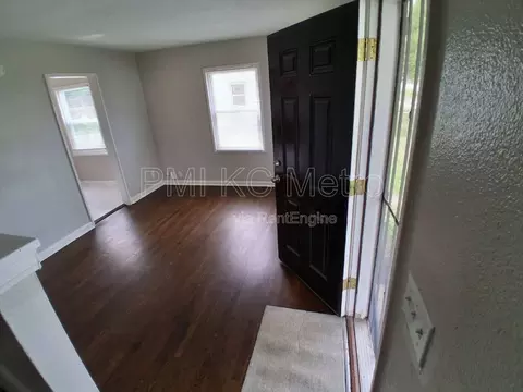 9548 Charlotte St, Kansas City, MO 64131