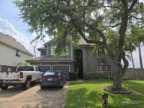 431 N Hampton Ct, Highlands, TX 77562