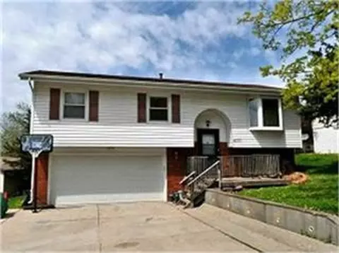 4377 Oxford Dr, Norwalk, IA 50211
