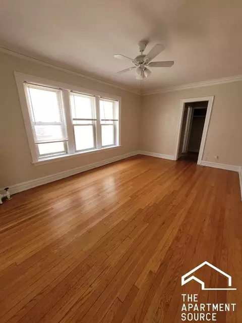 1421 W Farwell Ave #201, Chicago, IL 60626