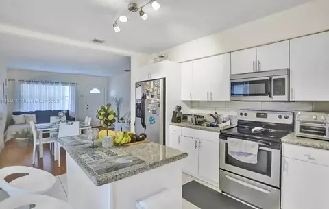 2552 Wiley St, Hollywood, FL 33020