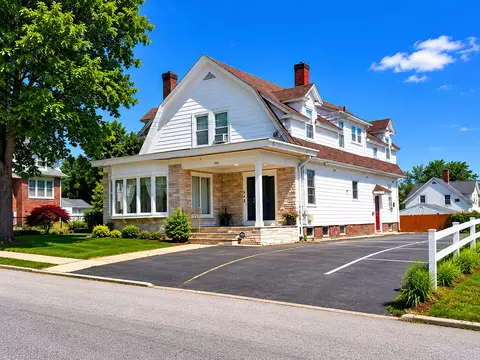 380 Farmington Ave #2R, Cranston, RI 02920