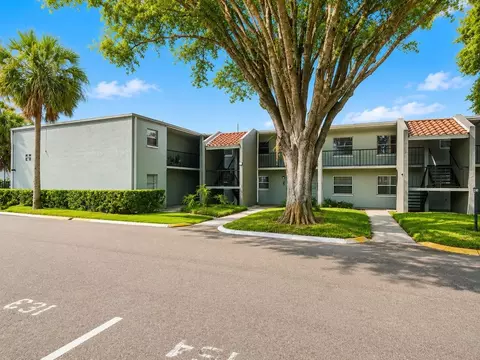 2812 Somerset Park Dr #105, Tampa, FL 33613