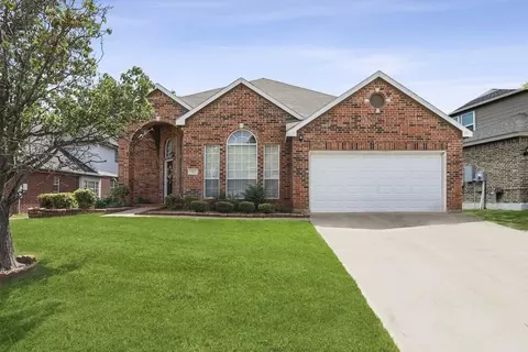 912 Becker Dr, Euless, TX 76039