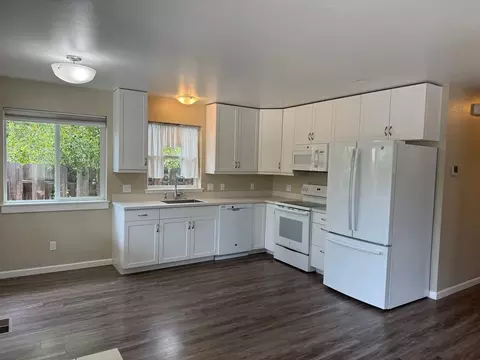 1609 NE 8th St #2, Bend, OR 97701