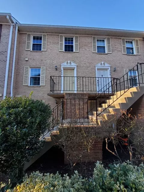 905 S Rolfe St #B, Arlington, VA 22204