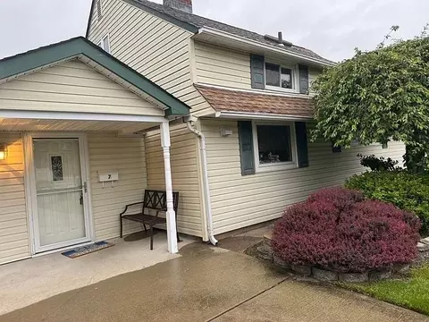 7 Straw Ln, Hicksville, NY 11801