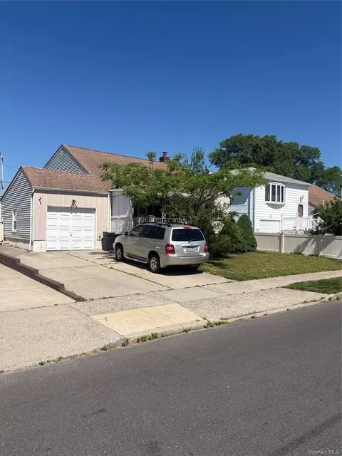 70 Parma Rd, Island Park, NY 11558