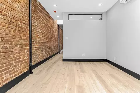 438 W 52nd St #1A, New York, NY 10019