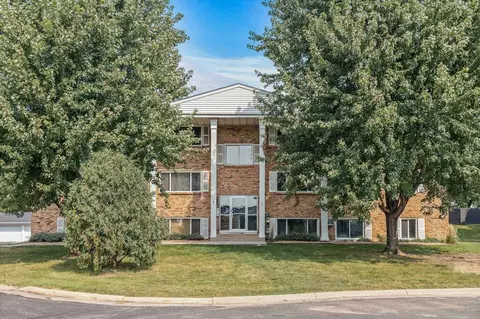 2720 Rosalyn Ct #303, New Hope, MN 55427