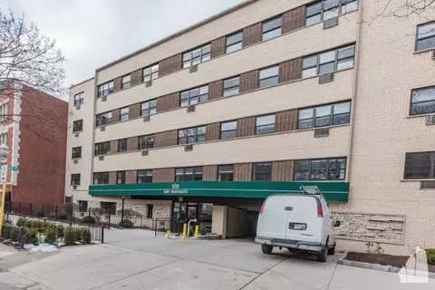 530 W Surf St #417, Chicago, IL 60657