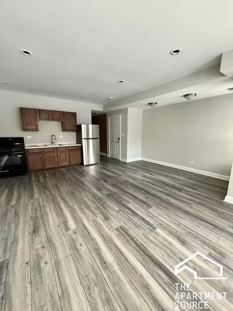 6913 S Paxton Ave #3, Chicago, IL 60649