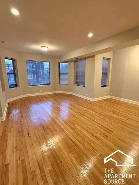 6915 S Paxton Ave #1, Chicago, IL 60649