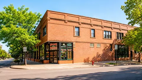 3040 N Milwaukee Ave #2R, Chicago, IL 60618