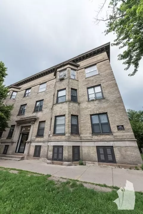 915 W Waveland Ave #923-2D, Chicago, IL 60613