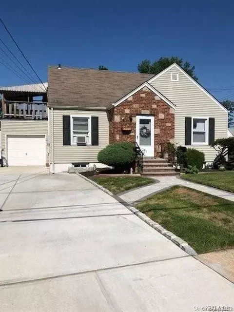131 Chestnut St, Lynbrook, NY 11563