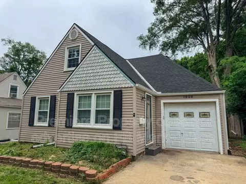 7826 Summit St, Kansas City, MO 64114