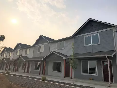 615 S 3rd St #G, Selah, WA 98942