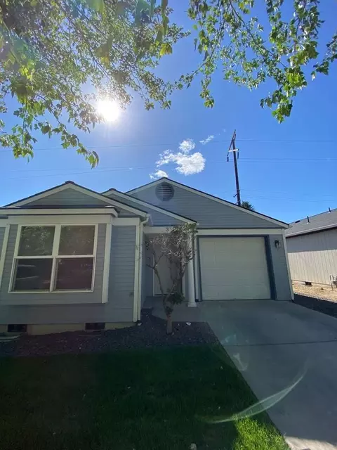 106 Plum Ln, Yakima, WA 98908