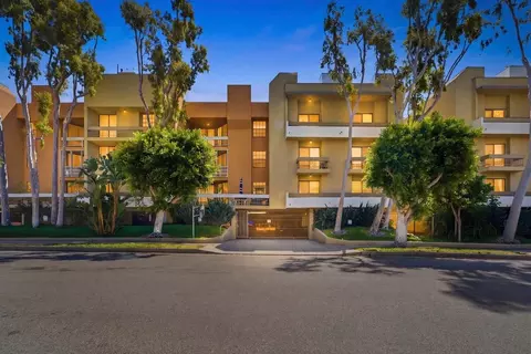 740 N Kings Rd, Los Angeles, CA 90069