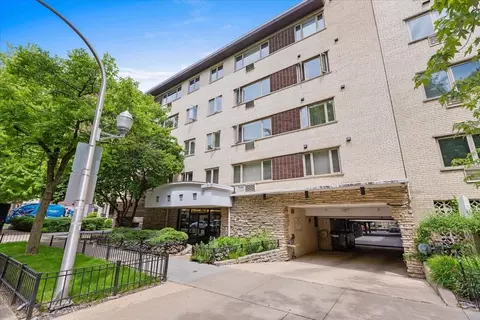 426 W Barry Ave #206, Chicago, IL 60657