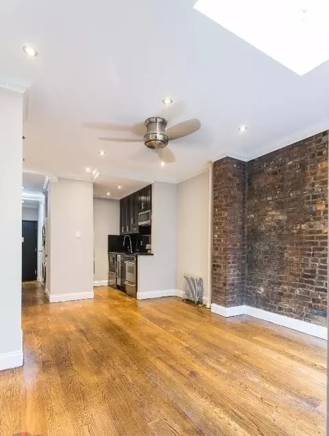 437 W 53rd St #3B, New York, NY 10019
