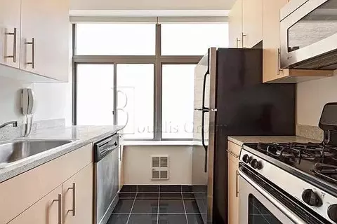 90 Washington St #3T, New York, NY 10006