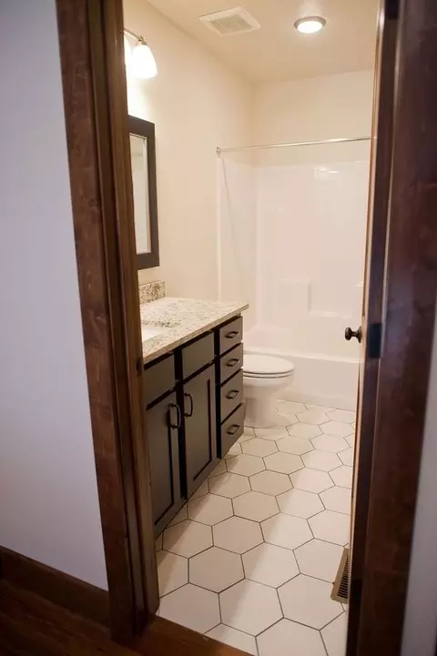 515 W Mcdaniel St, Springfield, MO 65806