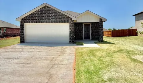 560 St Charles Pl, Newcastle, OK 73065