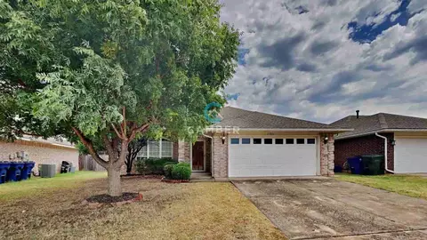 21886 Pioneer Cir, Edmond, OK 73012