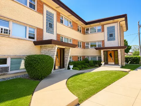 7562 N Waukegan Rd #2W, Niles, IL 60714