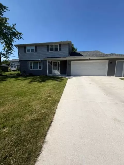 2206 E 32nd St, Davenport, IA 52807
