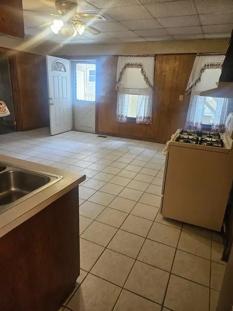 172 Mechanic St #1, Southbridge, MA 01550