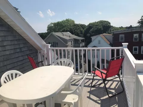 52 Lawrence St #3RDOOM2, Salem, MA 01970