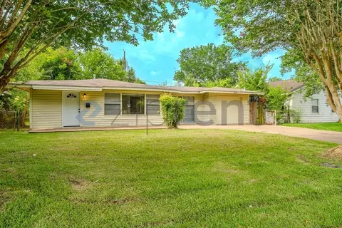 5818 Glenhurst Dr, Houston, TX 77033