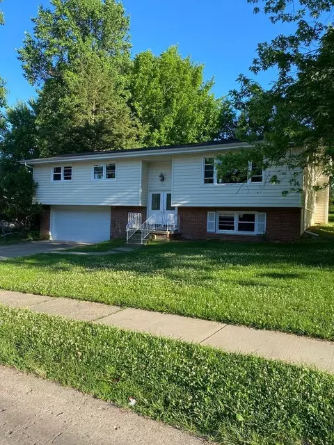 883 Roanoke Dr, Springfield, IL 62702