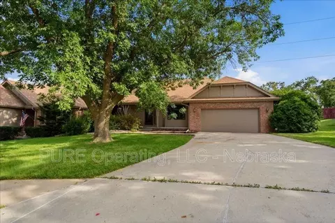 15527 Mason Cir, Omaha, NE 68154