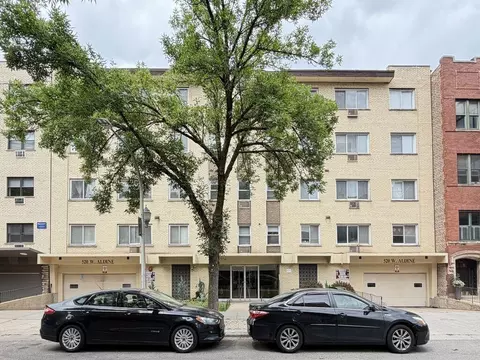 520 W Aldine Ave #402, Chicago, IL 60657