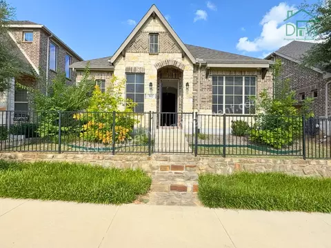 302 Julia Ln, Euless, TX 76040