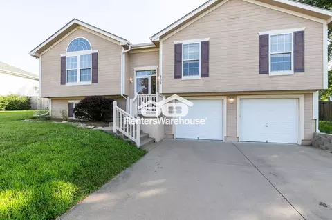 804 Stratford Dr, Raymore, MO 64083