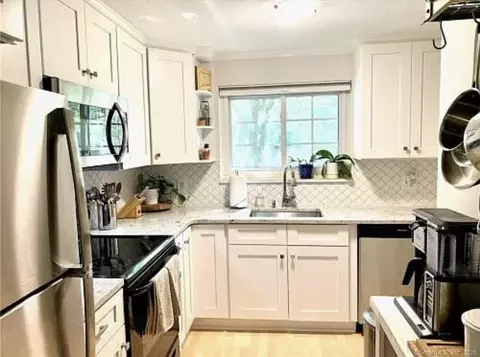 183 Loomis Dr #119, West Hartford, CT 06107