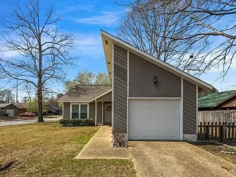 6954 Candlewood Dr, Fayetteville, NC 28314