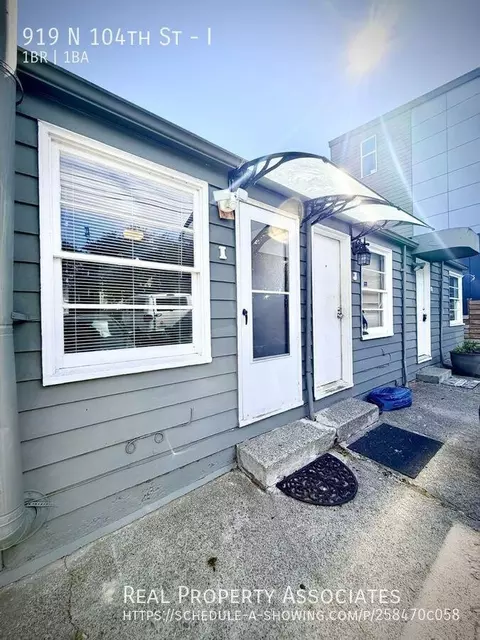 919 N 104th St #I, Seattle, WA 98133