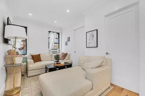 421 W 21st St #1D, New York, NY 10011