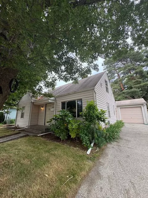 11426 Crestwood Dr S, Seattle, WA 98178