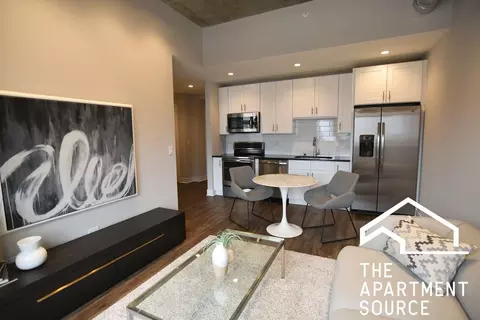 3833 N Broadway St #421, Chicago, IL 60613